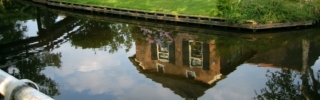 romantische boerderijtjes weerspiegelen in het WaterReijk Giethoorn