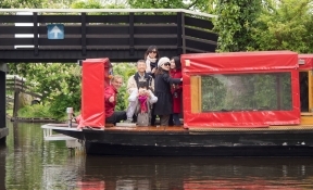 boat tour Giethoorn met skipper guide