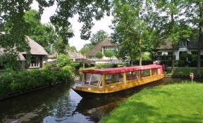 canal cruise Giethoorn