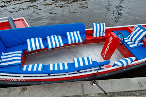 giethoorn luxusboot auch fuer kinderwagen und hunde