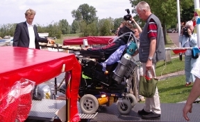 Elektrische Rollstühle können an Bord auf dem Kanal-Boot Zwaantje Giethoorn