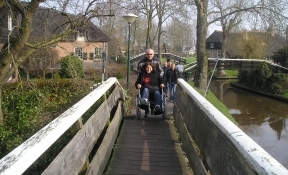 rolstoel op boogbrug Giethoorn